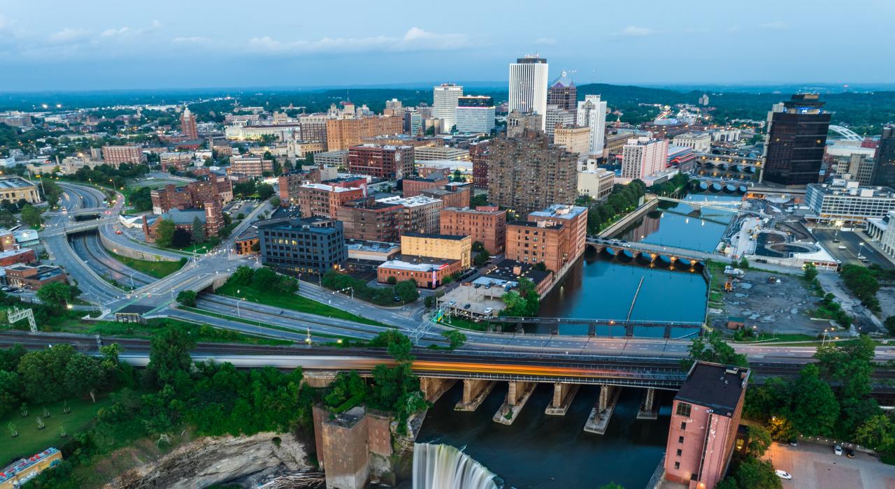 夜幕降临时罗切斯特市中心鸟瞰图