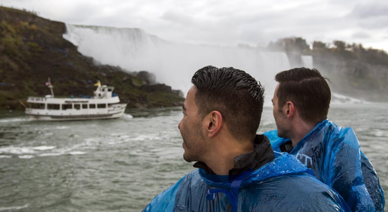 在纽约州尼亚加拉瀑布城的尼亚加拉大瀑布州立公园领略美景