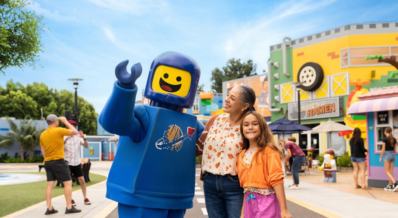 在加州乐高乐园与真人大小的卡通人物近距离互动