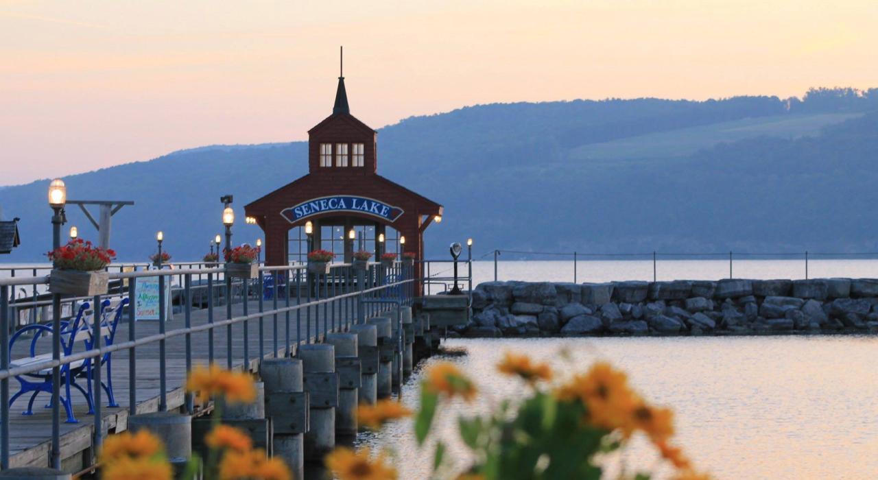 塞内卡湖码头小屋是一处标志性景点，热情欢迎游客游览纽约州五指湖中最大的湖泊