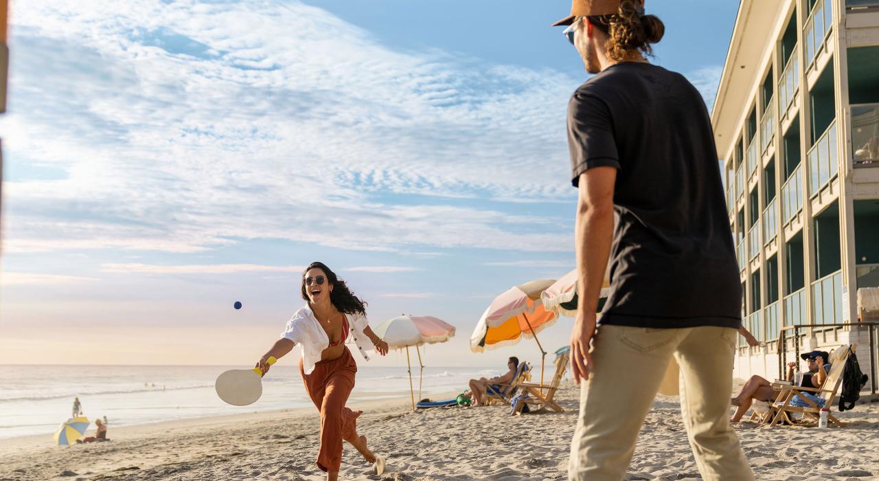 在卡尔斯巴德海滩上体验乒乓球运动