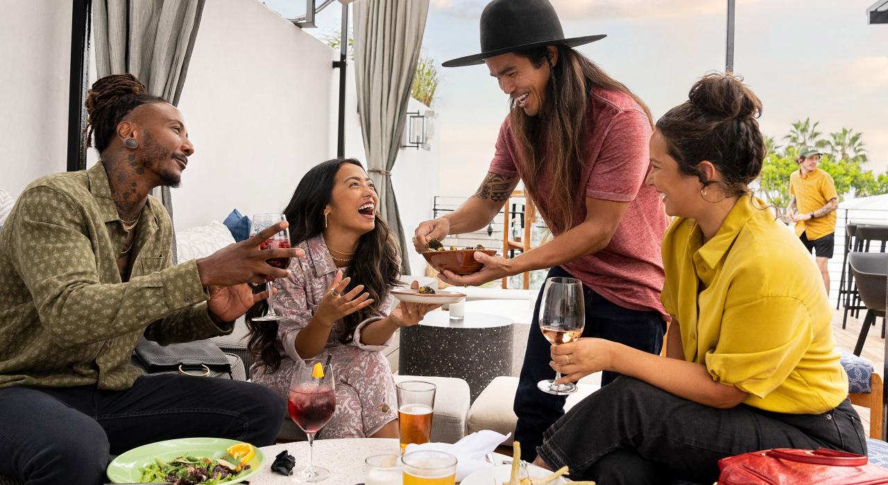 卡尔斯巴德村的热闹餐饮场所