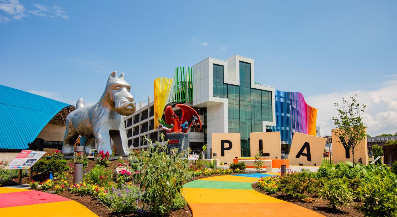 斯特朗国家玩具博物馆的 Hasbro Game Park 游乐区，尺寸比真人还大的桌游似乎在邀请游客来一同玩耍