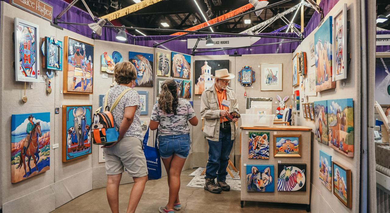 在一年一度的卢伯克艺术节上浏览当地艺术品