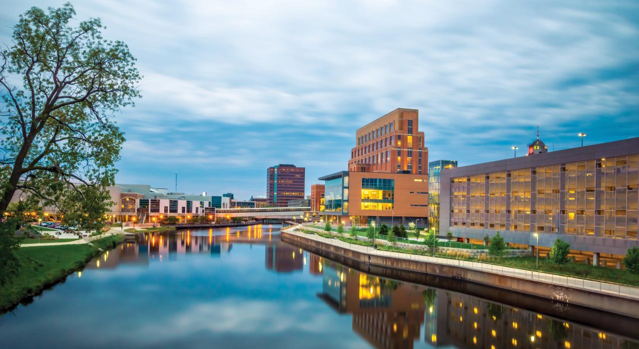 在格兰德河沿岸看到的兰辛市中心天际线