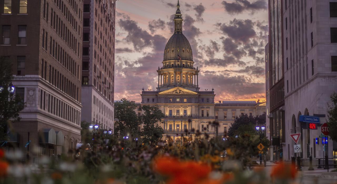 暮色下的密西根州议会大厦