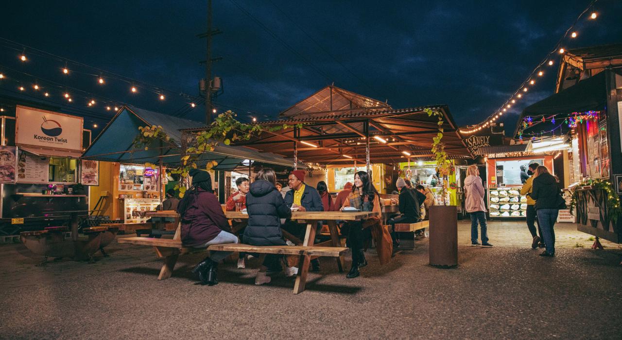 在城中一处著名的美食餐车点，品尝各类美食