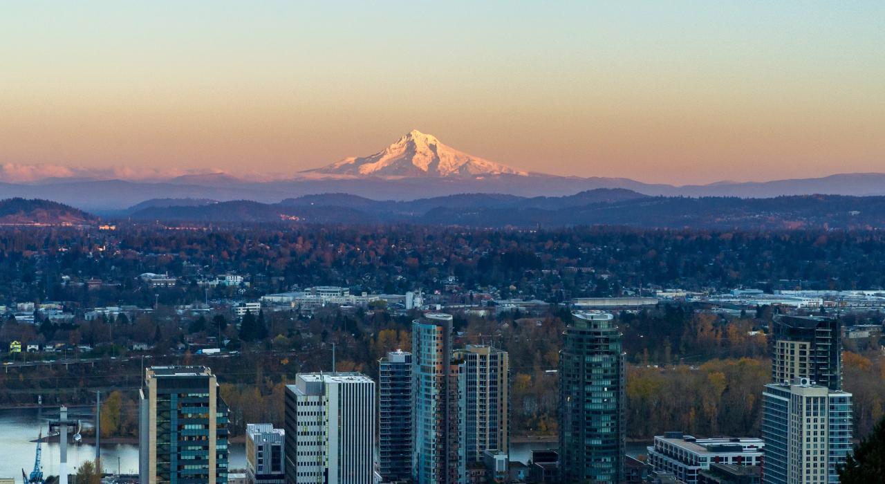 从城区远眺胡德山