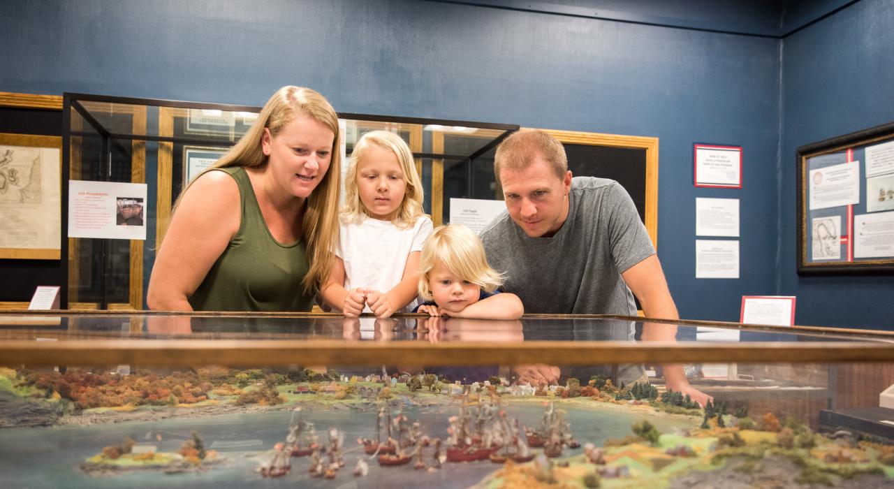 在克林顿县历史博物馆 (Clinton County Historical Museum) 探索适合家庭观赏的展览