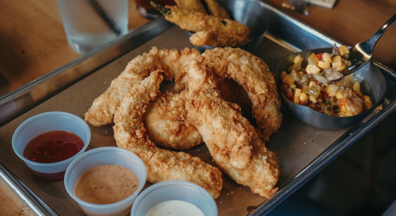 当地餐厅 Dirk's 呈上其远近驰名的炸鸡