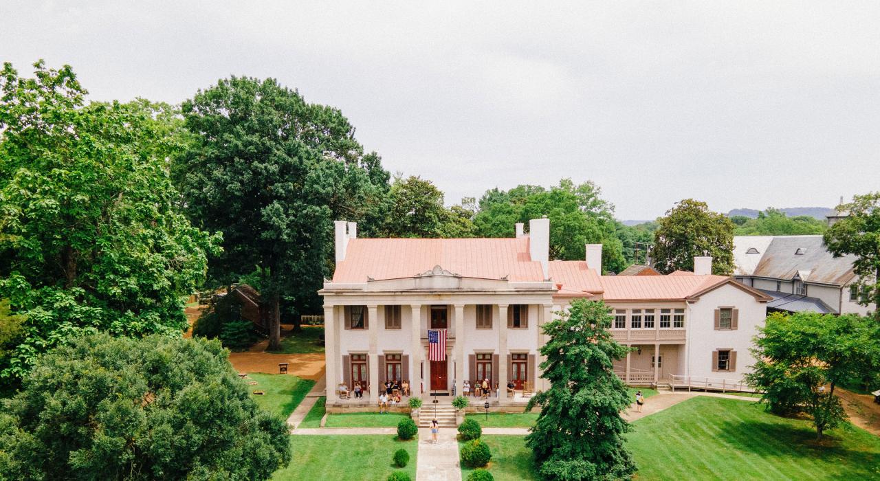 贝尔·米德历史遗址和酒庄的华丽庭院