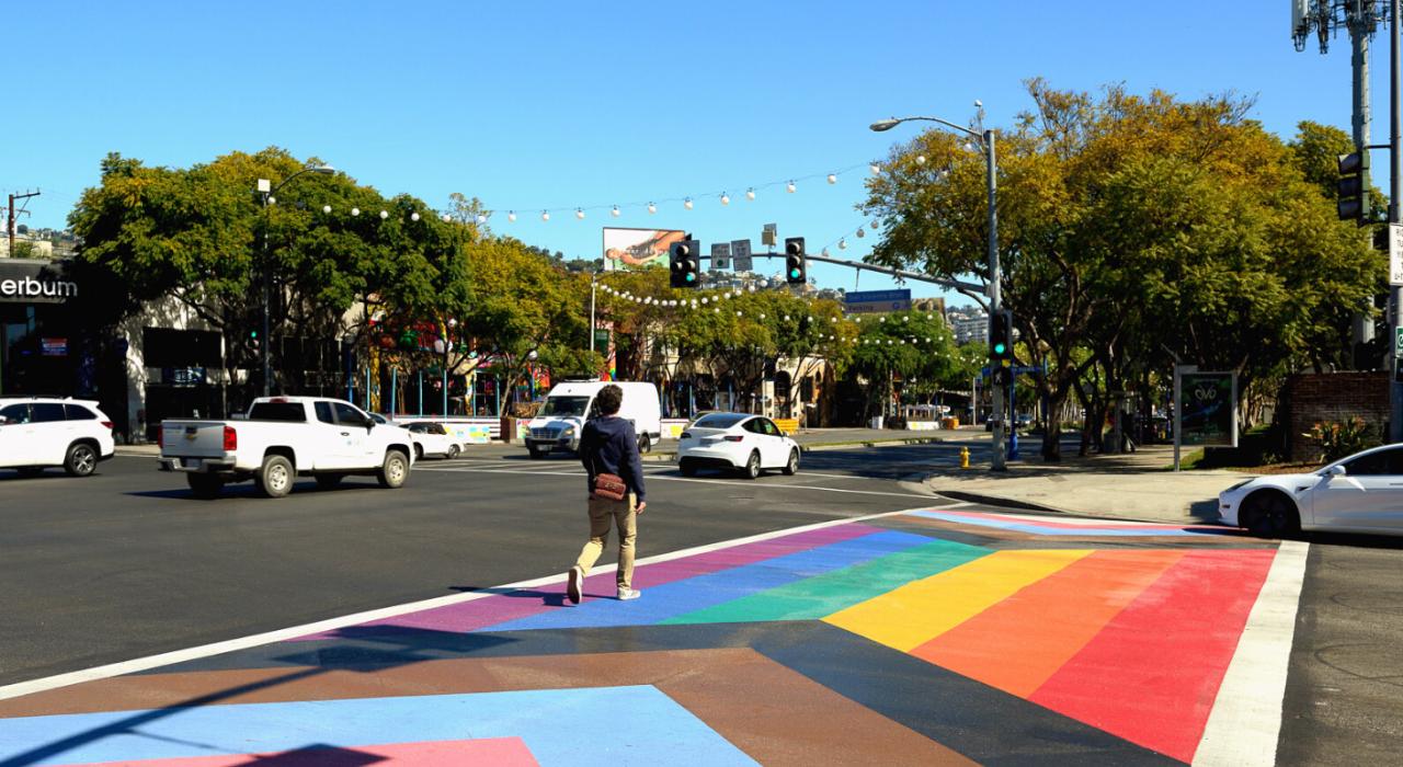 在圣莫尼卡和圣维森特大道交叉路口处的 Pride Inclusive 人行道