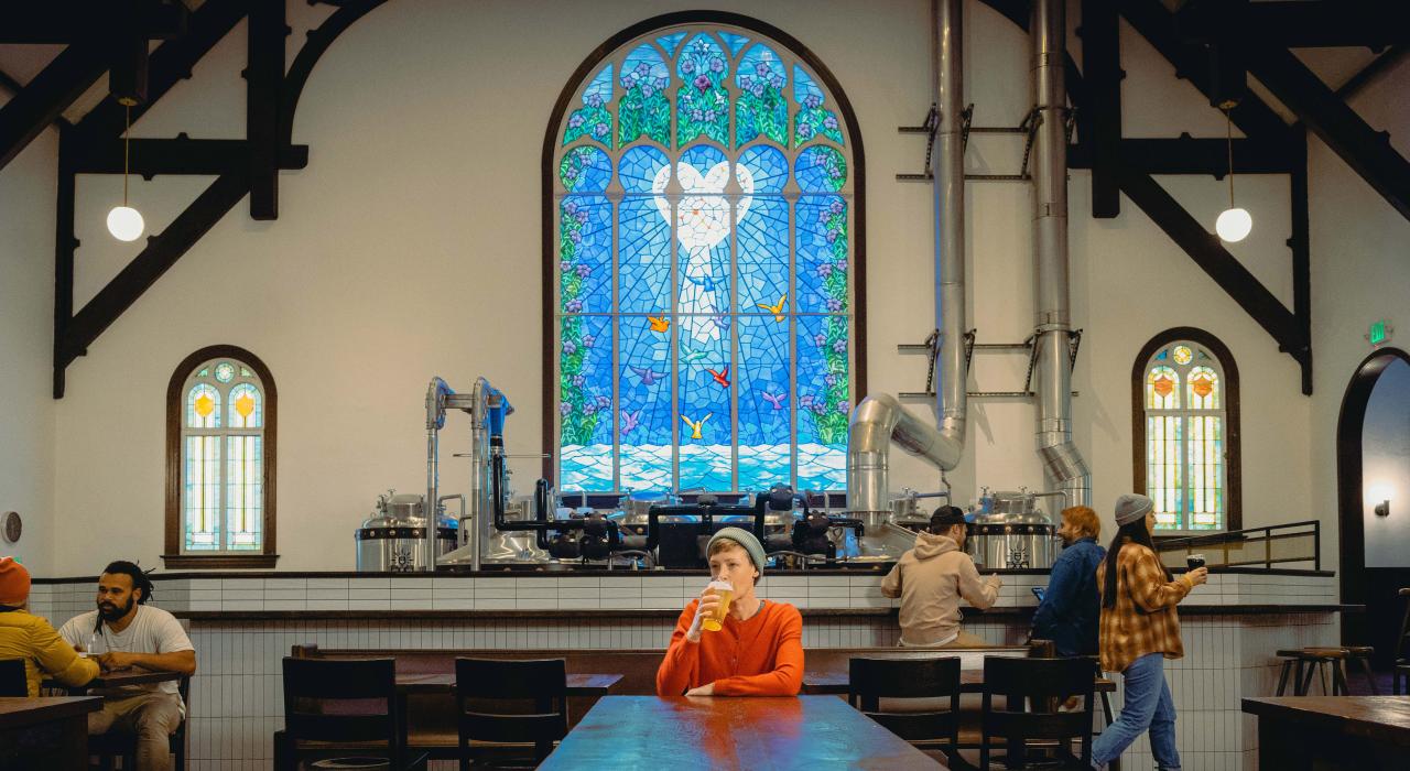 在 Steeplejack Brewing Company 啤酒厂一品当地佳酿