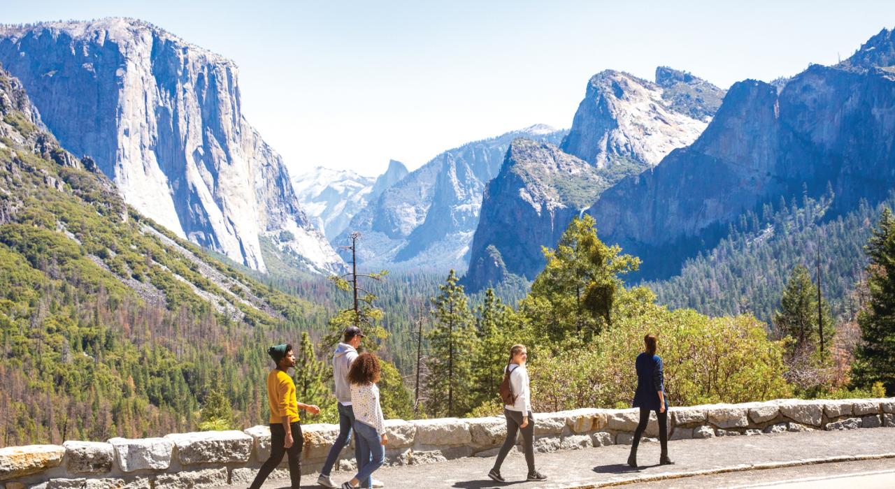 在加利福尼亚州优胜美地国家公园漫步，欣赏壮丽美景