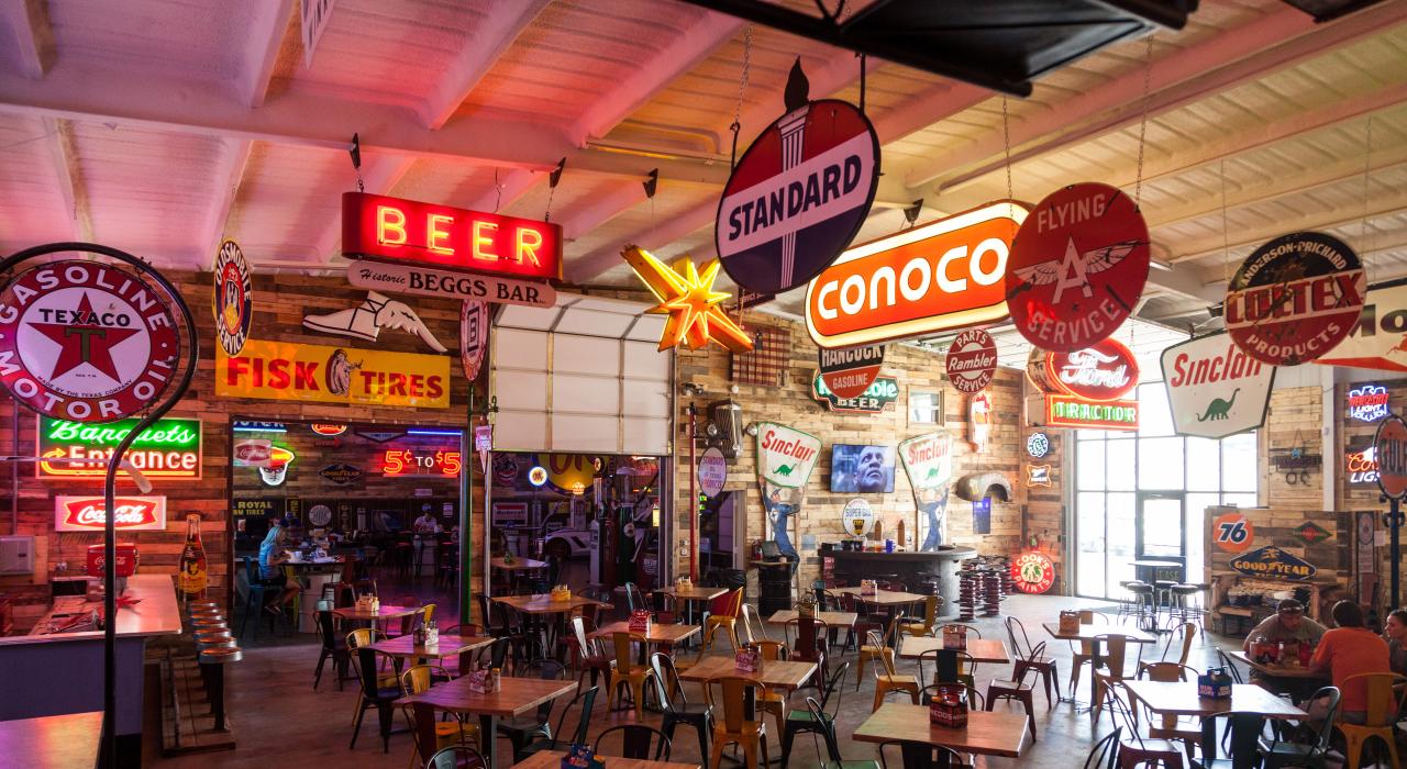在当地历史悠久的餐饮和音乐场所 Cook's Garage，感受美式怀旧风情