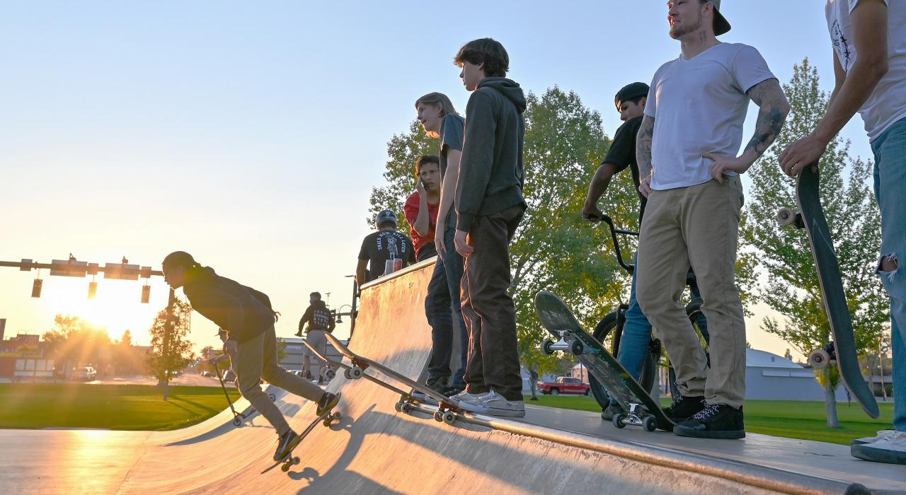 年轻的滑板爱好者在里弗顿滑板公园挑战 U 池滑板
