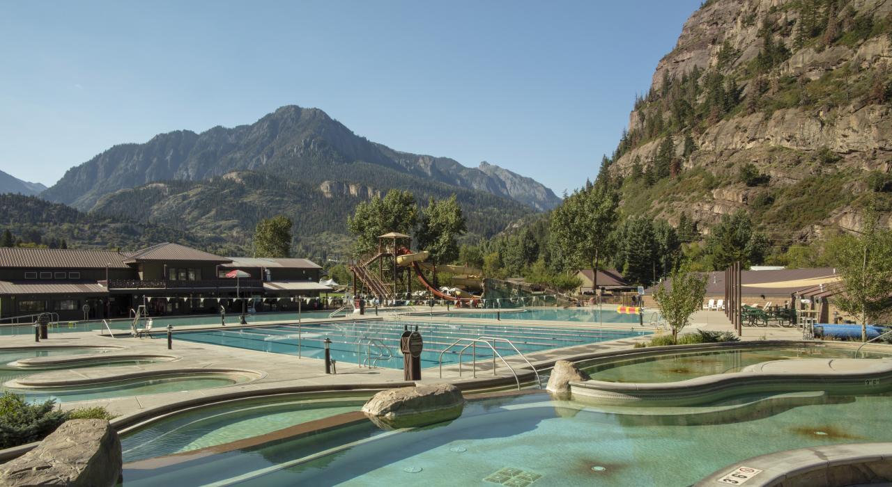 从科罗拉多州乌雷的乌雷温泉池和健身中心眺望圣胡安山脉的壮丽美景