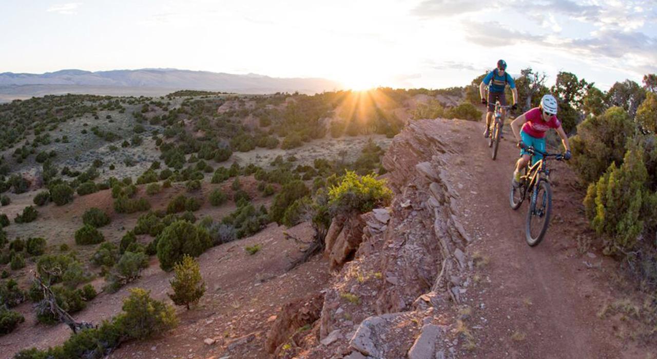 山地自行车手穿越兰德附近的 Johnny Behind the Rocks Trail System 自行车道
