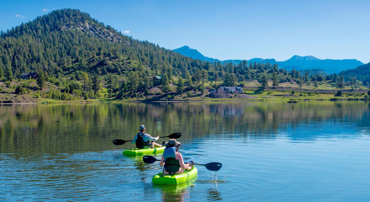 在晴空万里的夏日划皮划艇