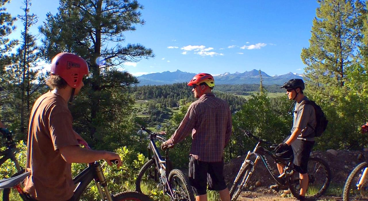 自行车手在 Reservoir Hill 山的骑行道上肆意骑行