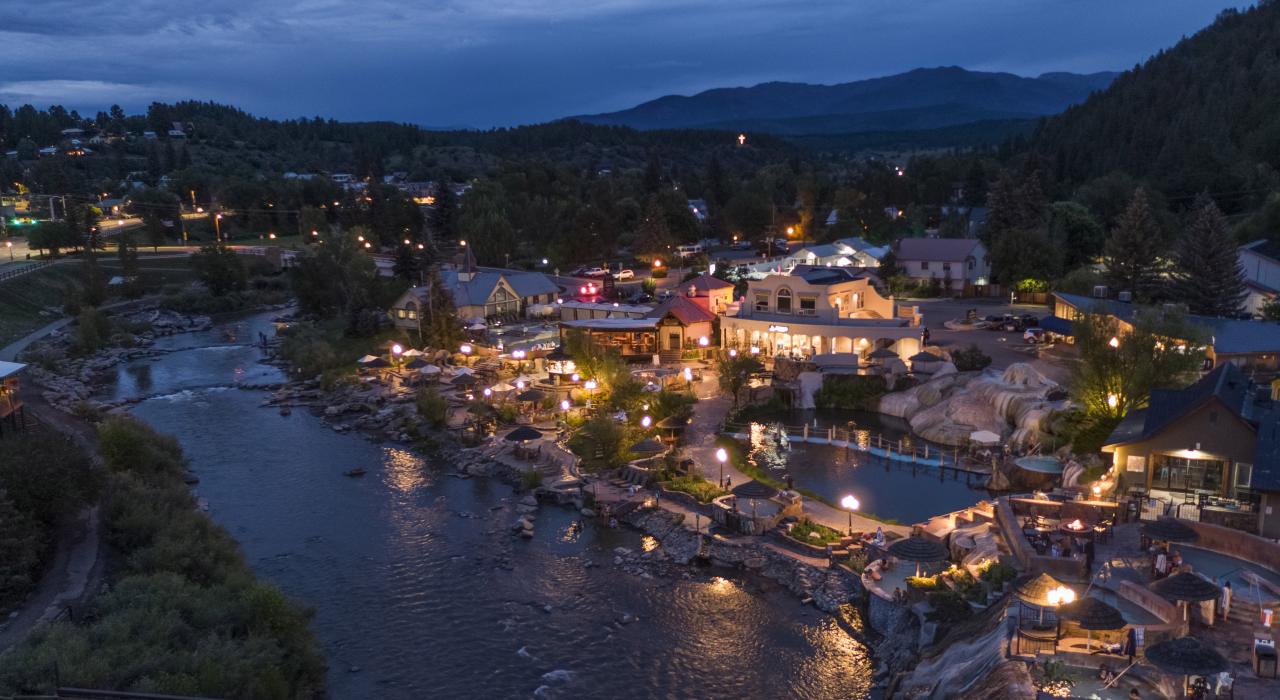 帕戈萨斯普林斯市区和圣胡安河在夜晚灯火辉煌