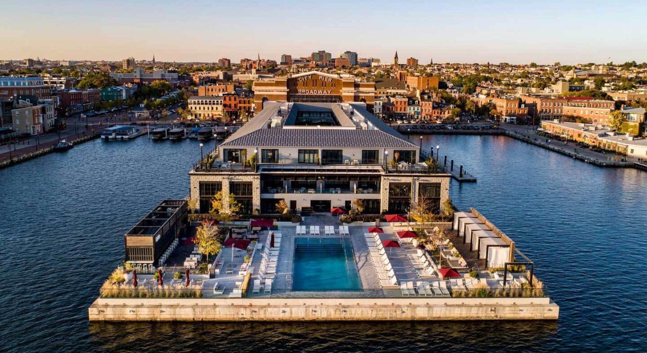 Fell’s Point 街区历史悠久的 Thames Street 大街的海滨美景