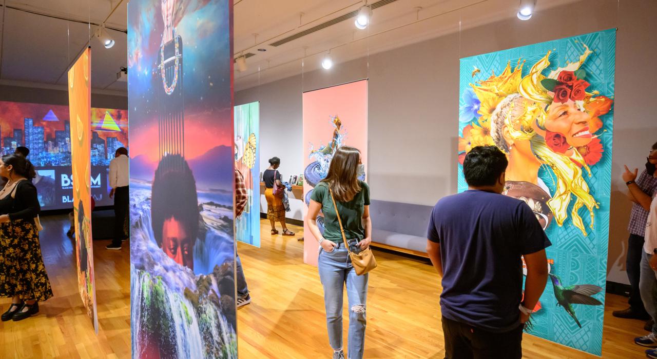 在伊利诺伊大学厄巴纳-尚佩恩分校校园内的克兰纳特美术馆 (Krannert Art Museum) 欣赏缤纷多彩的装置艺术