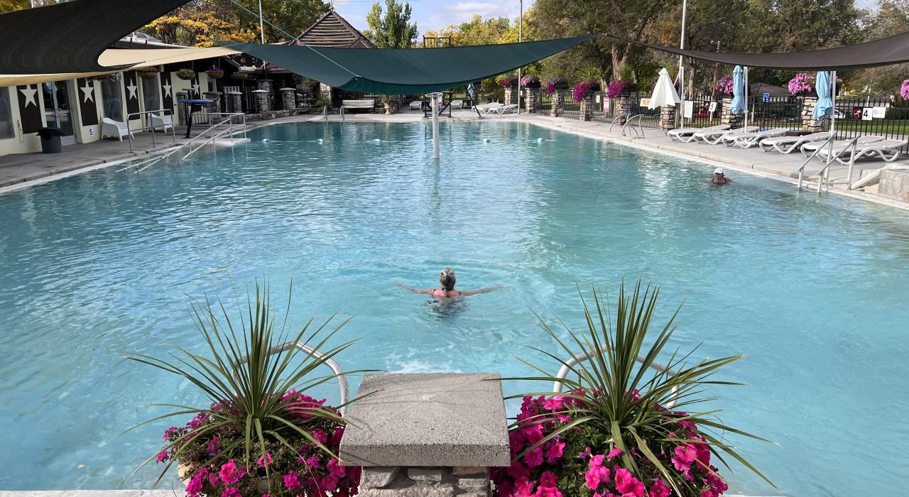 在温泉州立公园的 Star Plunge 温泉水池里感受超赞的热水浴