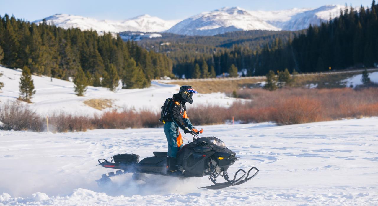 在比格霍恩山的 Pole Creek 驾驶雪地摩托