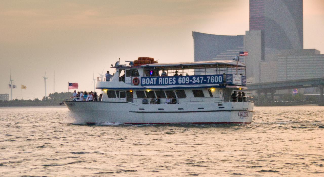 在观光游轮上欣赏风景