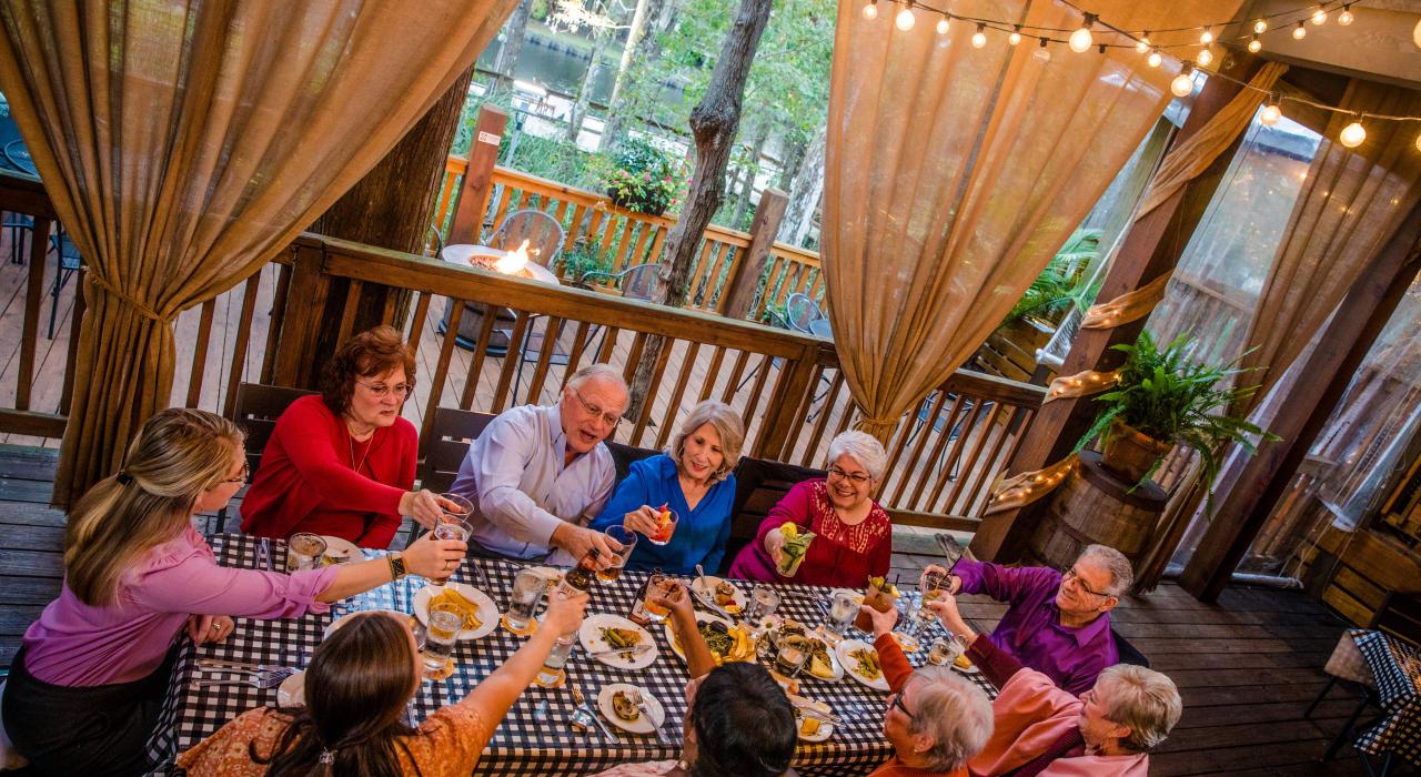 在路易斯安那州斯莱德尔 Palmettos on the Bayou 餐厅的露台用餐