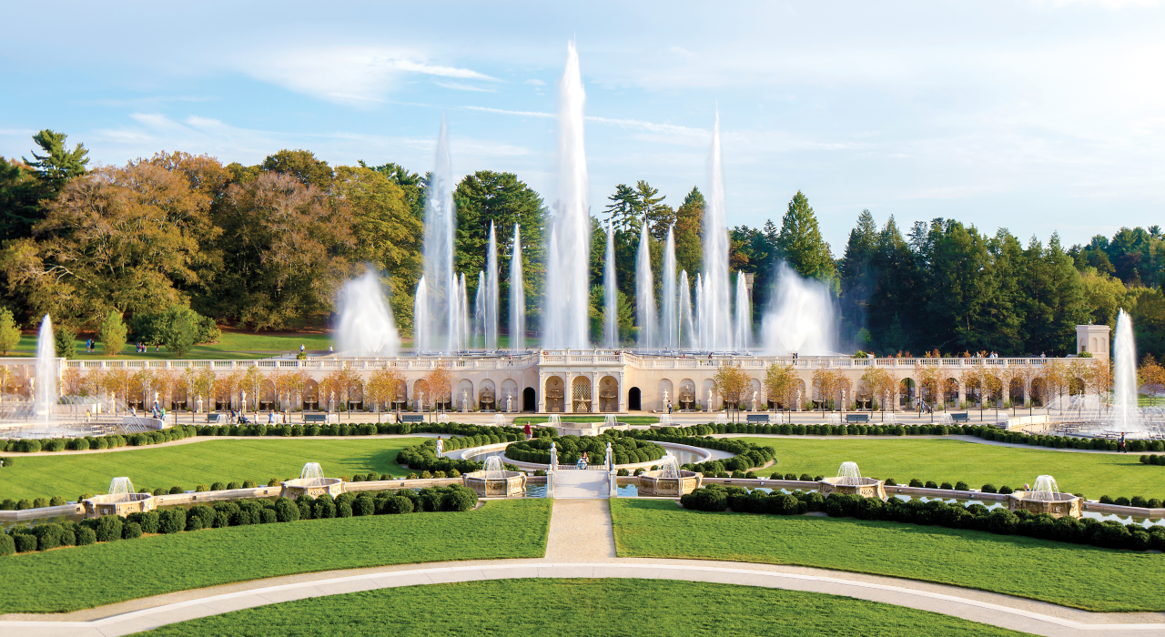 位于“费城乡村”的 19 世纪庄园长木花园里的喷泉