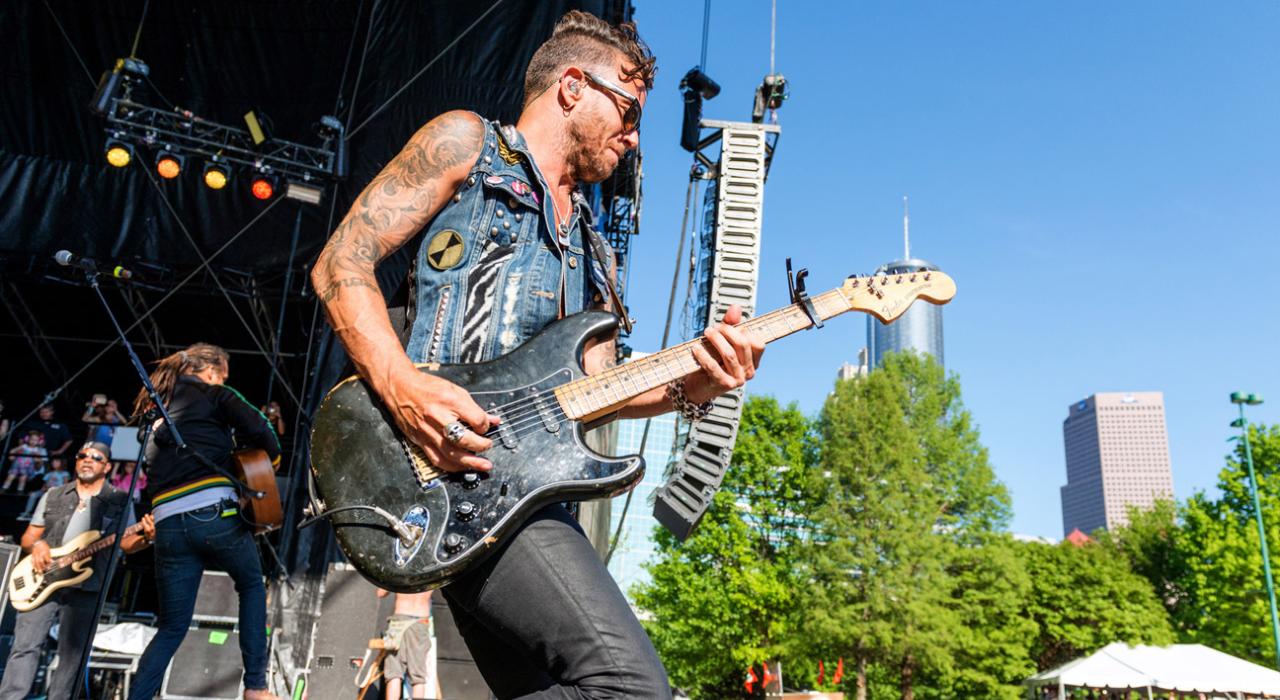 乐手在佐治亚州亚特兰大的 SweetWater 420 Fest 音乐节上演奏