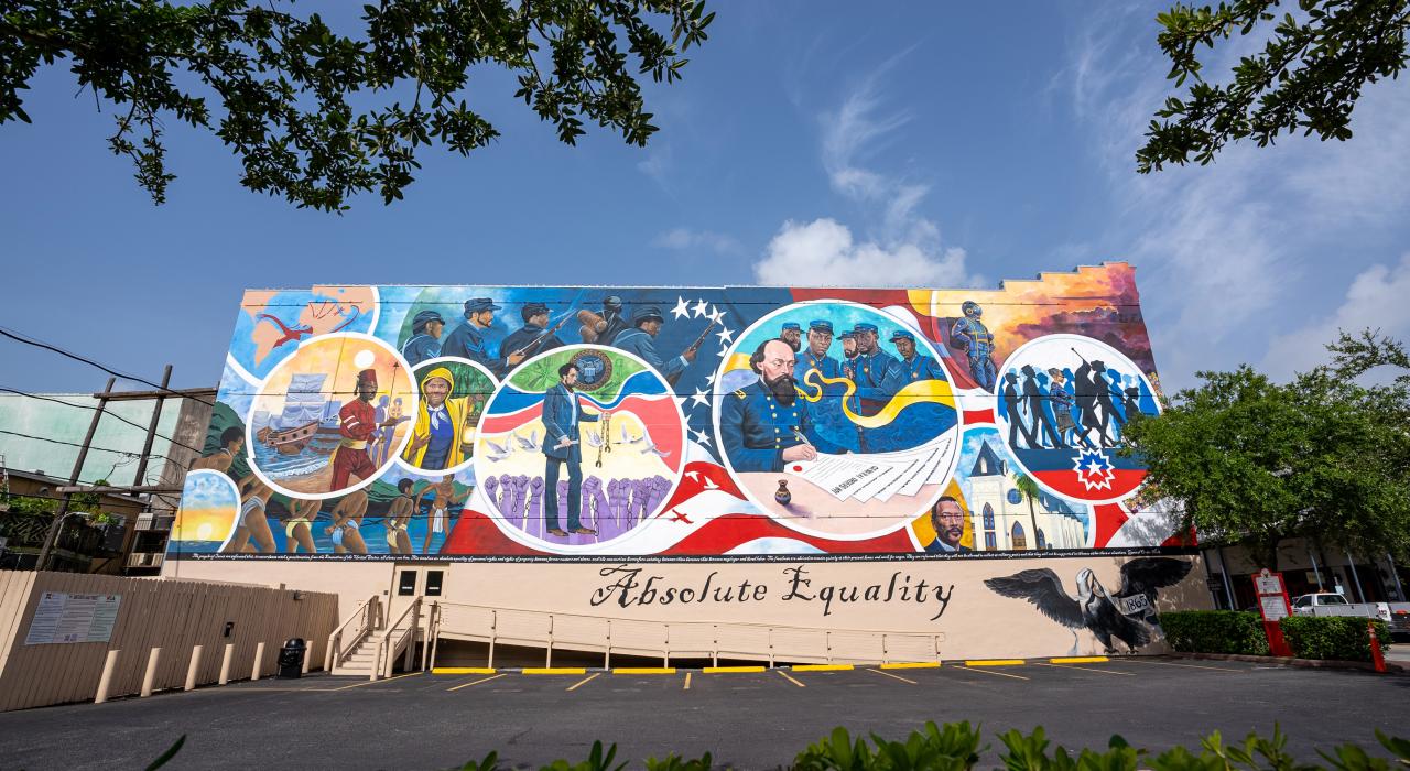 “绝对平等”是一幅由艺术家 Reginald Adams 创作的壁画，旨在纪念加尔维斯顿的多元历史