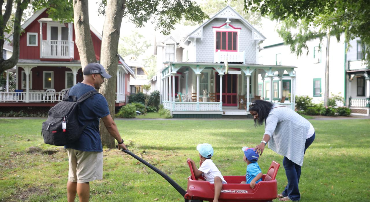 欣赏橡树崖奇特的维多利亚式小屋，当地人称其为“姜饼屋”
