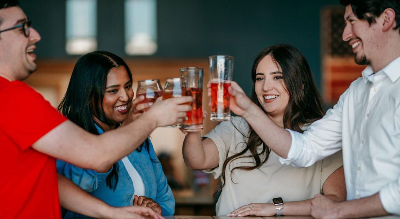 在位于酒桶区的 Movement Brewing Co. 酿酒公司品饮当地特色啤酒，这里是该市精酿酒水饮料的制造中心