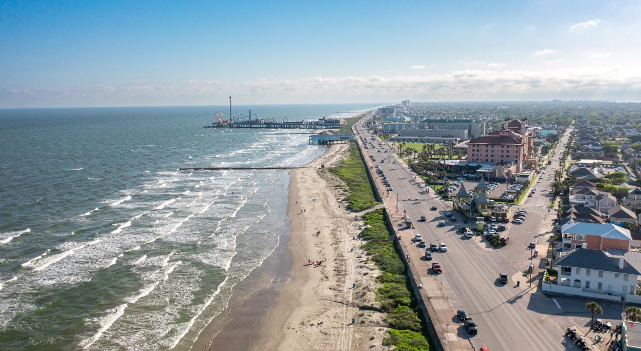 阳光明媚的的加尔维斯顿海堤，海堤上有着全美最长的连续人行道