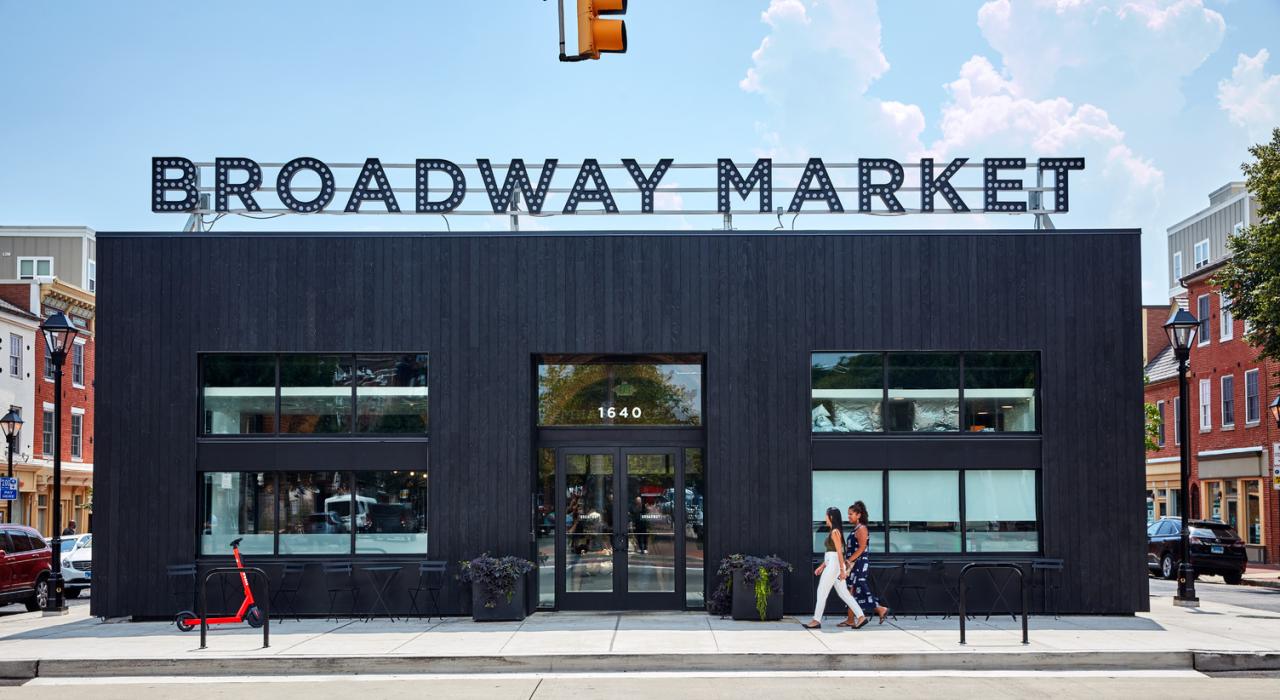 历史悠久的百老汇市场，是美国持续经营时间最长的公共市场系统的一部分