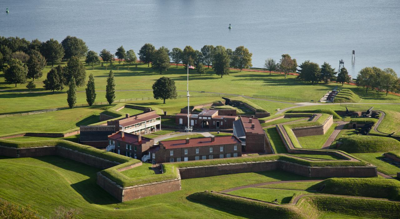 麦克亨利堡国家地标与历史圣地鸟瞰图，这里是美国国歌《星条旗永不落》的诞生地