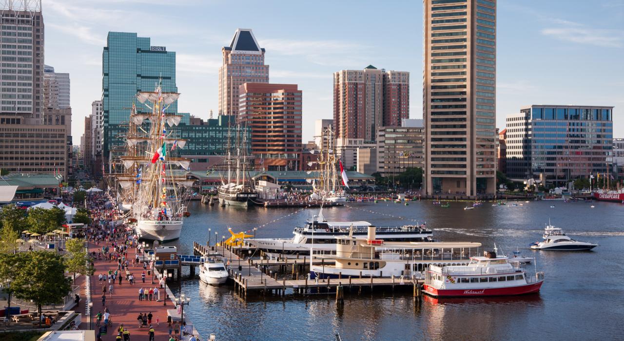 停靠在巴尔的摩繁华内港的高桅帆船和水上巴士