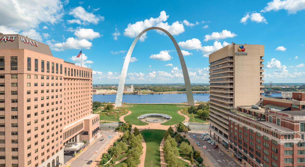 大拱门巍然矗立于圣路易斯市中心