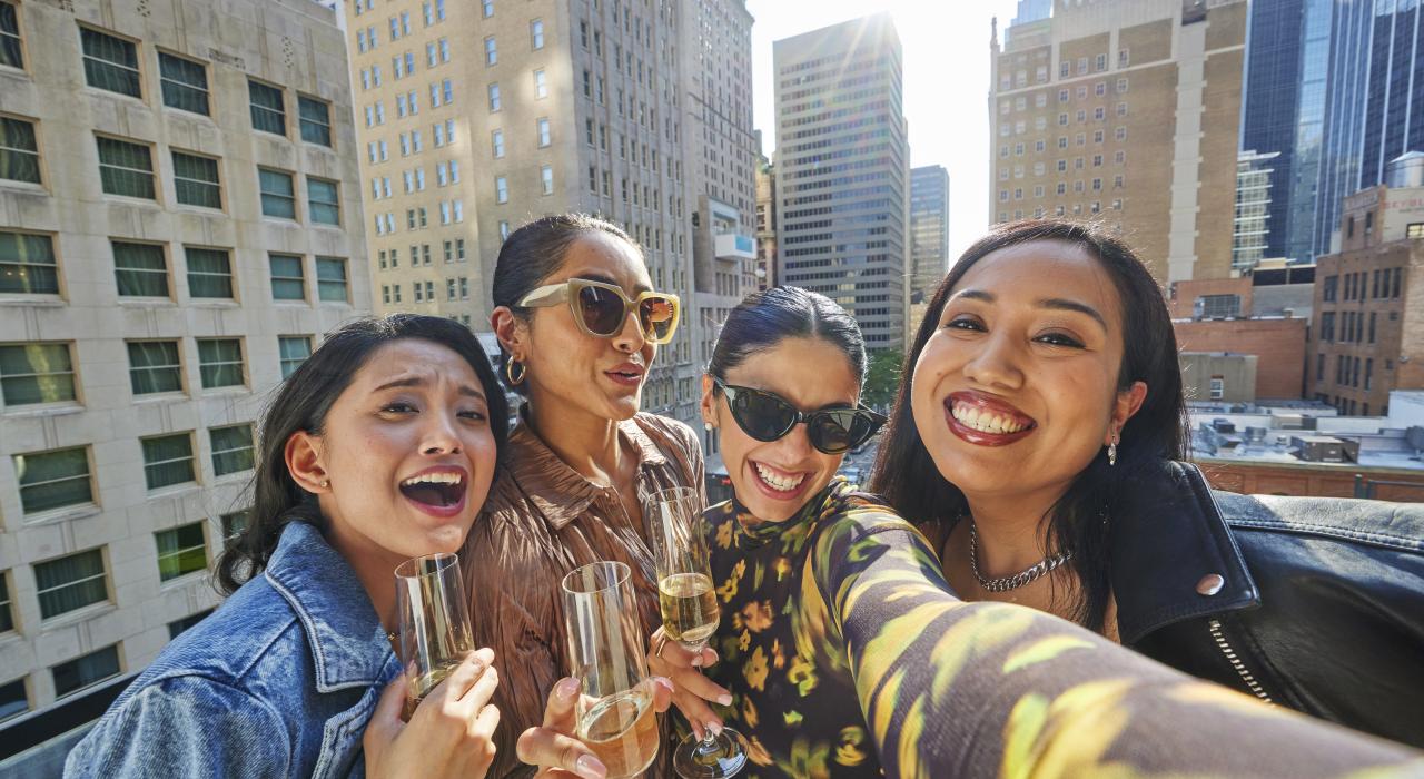 在市中心享受屋顶欢乐时光时自拍留念