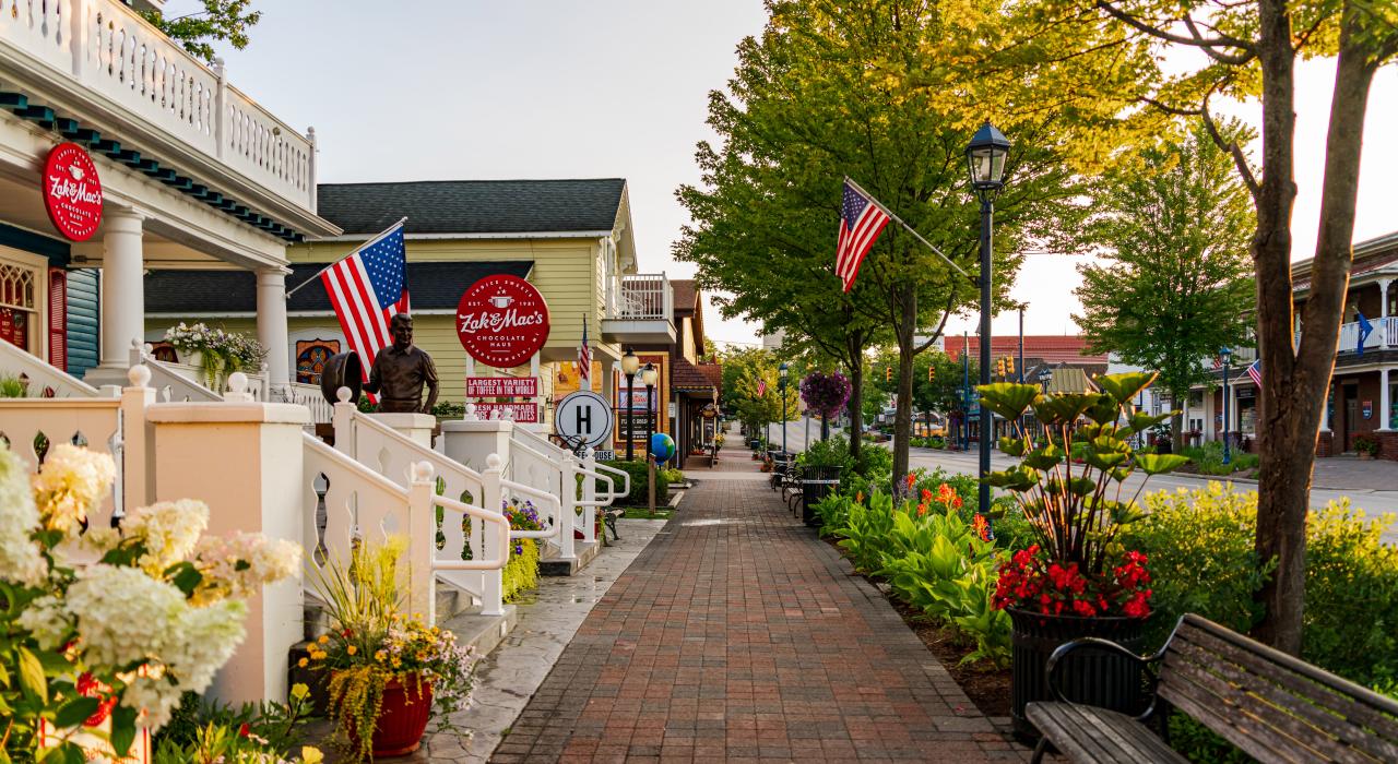 主街上风景优美、布满鲜花的小径