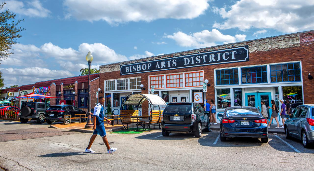 游览时髦且适宜步行的 Bishop Arts District 艺术区