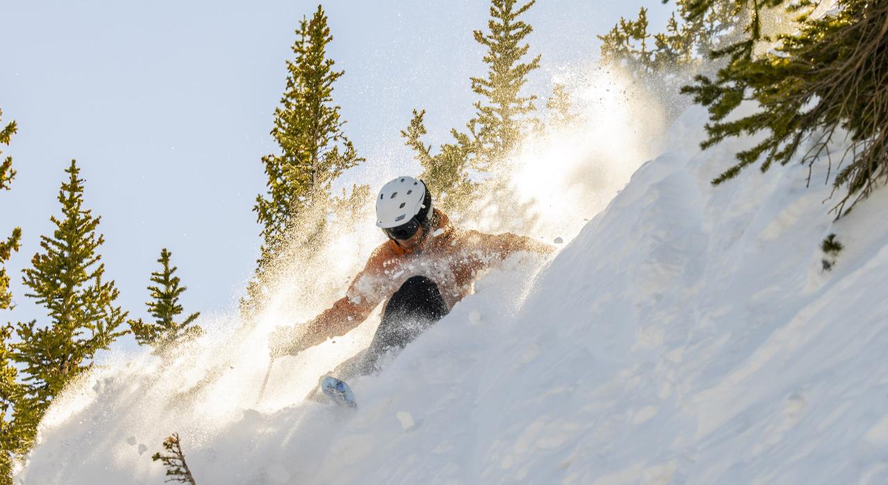 在克雷斯特德比特山区度假村的极限地形上滑雪