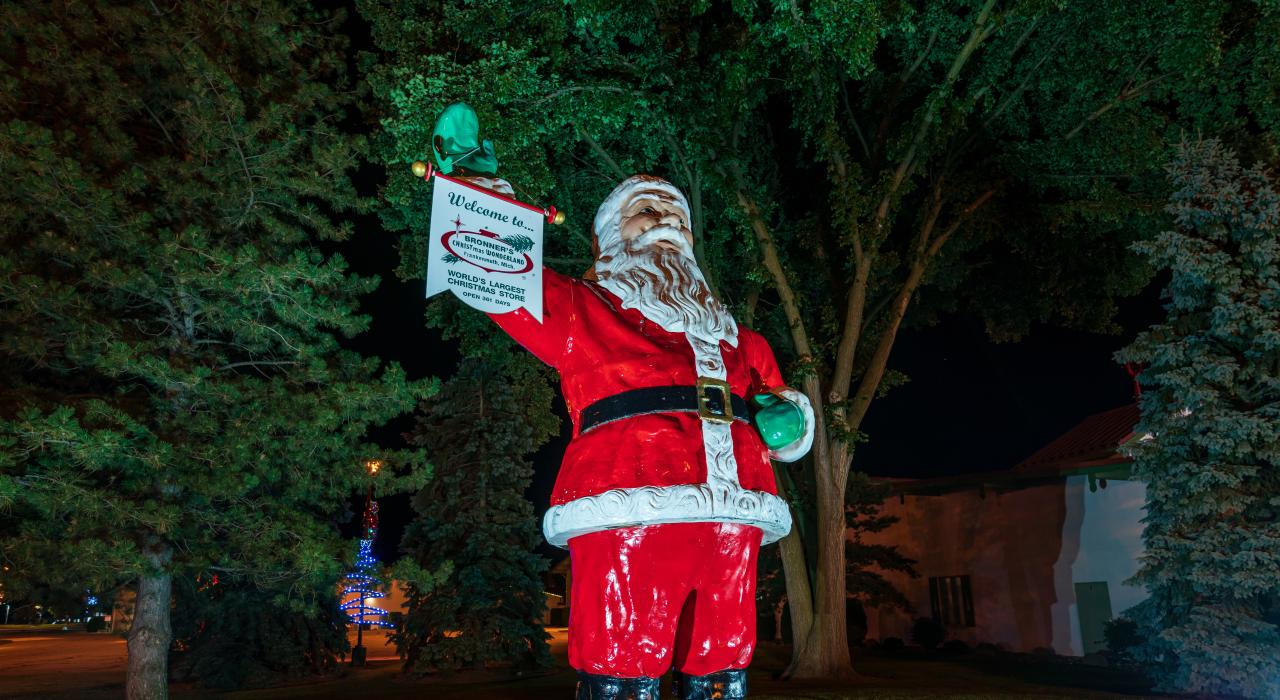 Bronner's CHRISTmas Wonderland 商店的神奇节日装饰