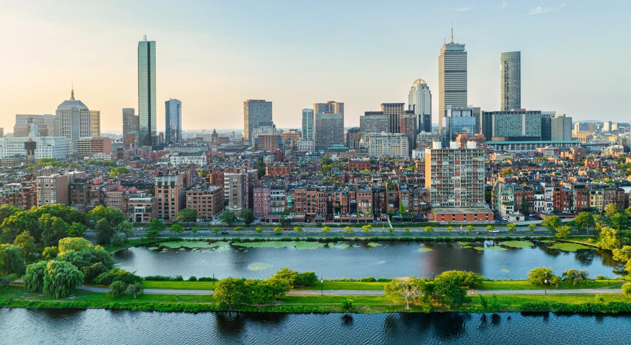 从查尔斯河滨大道观赏波士顿的城市天际线