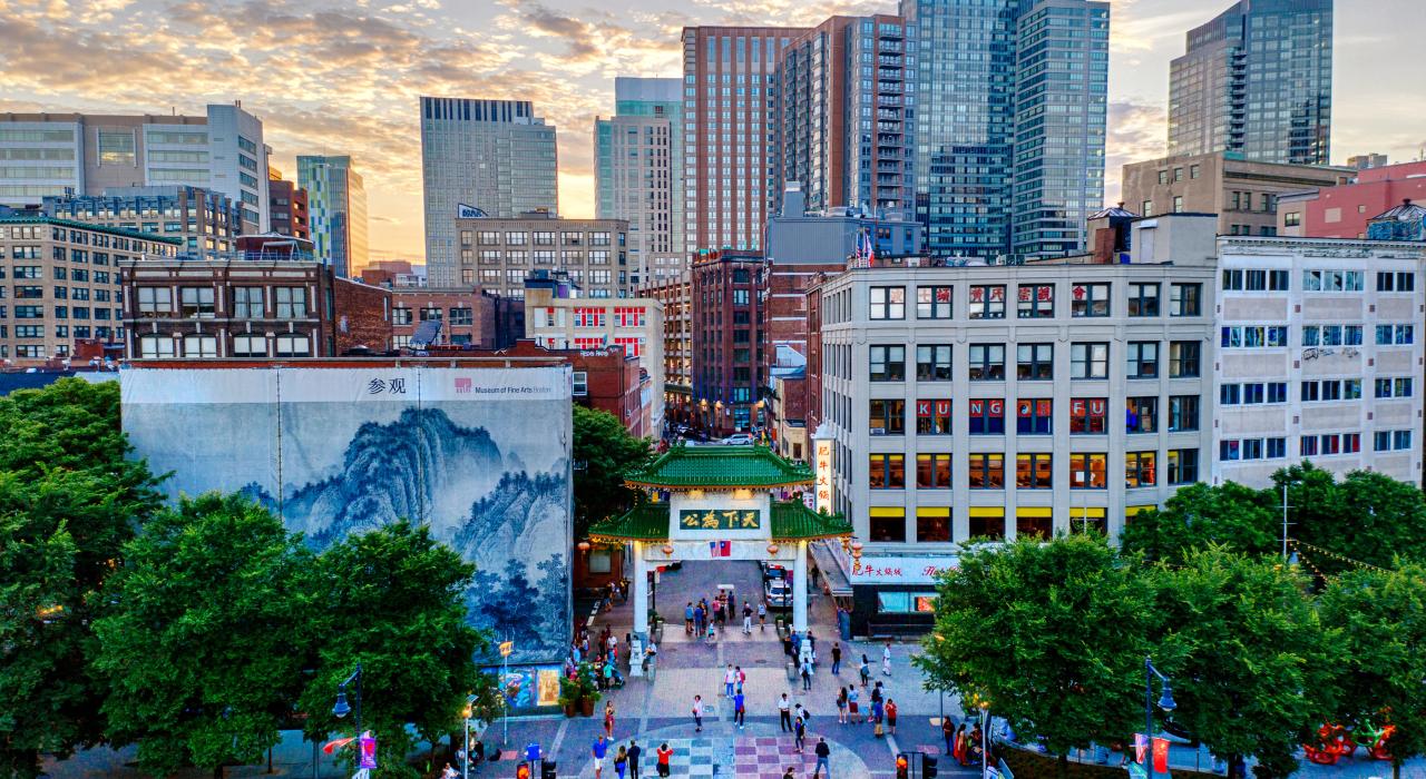 中国城公园上空的夕阳美景