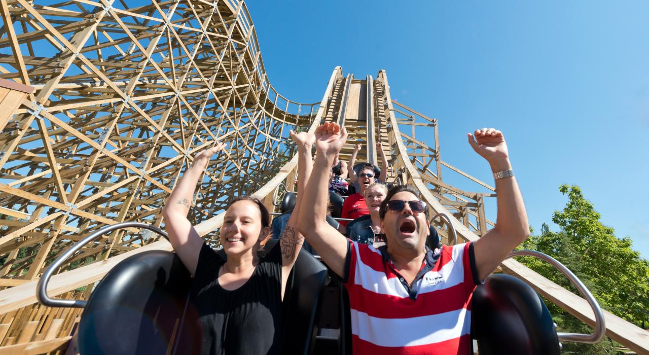 在六旗大逃亡乘坐 Bobcat 过山车