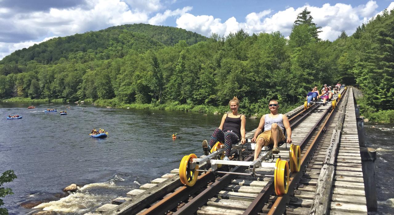 在铁路骑行之旅中欣赏滨水美景